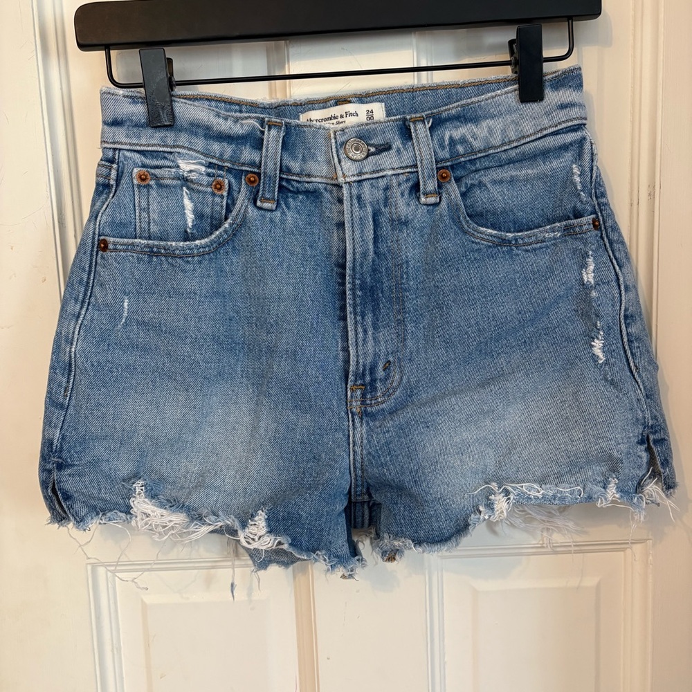 Abercrombie & Fitch High Rise “Mom” Short. Size 00. Medium distressed wash.